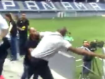 WATCH: Former Man City cult he...